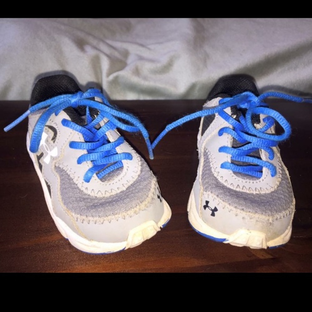 Under Armour size 5 tennis shoes.